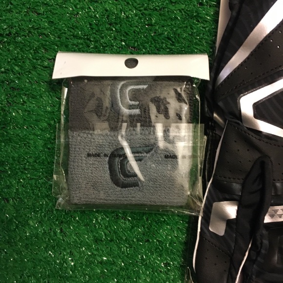 NEW CUTTERS REV PRO 3.0 WR FOOTBALL GLOVES XL - Picture 2 of 5